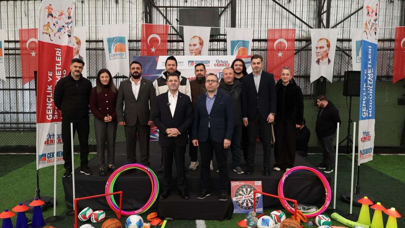 Çekmeköy'de Okullara ve Futbol Kulüplerine Büyük Malzeme Desteği