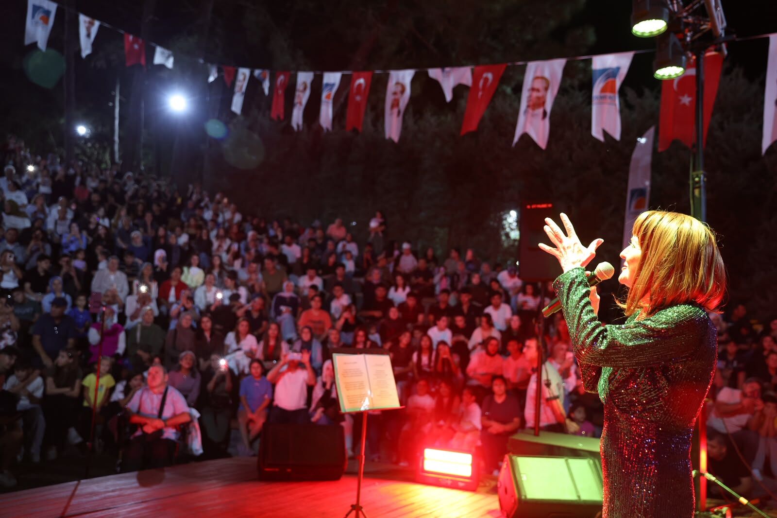ÇEKMEKÖY’DE GÜLDEN KARABÖCEK RÜZGÂRI