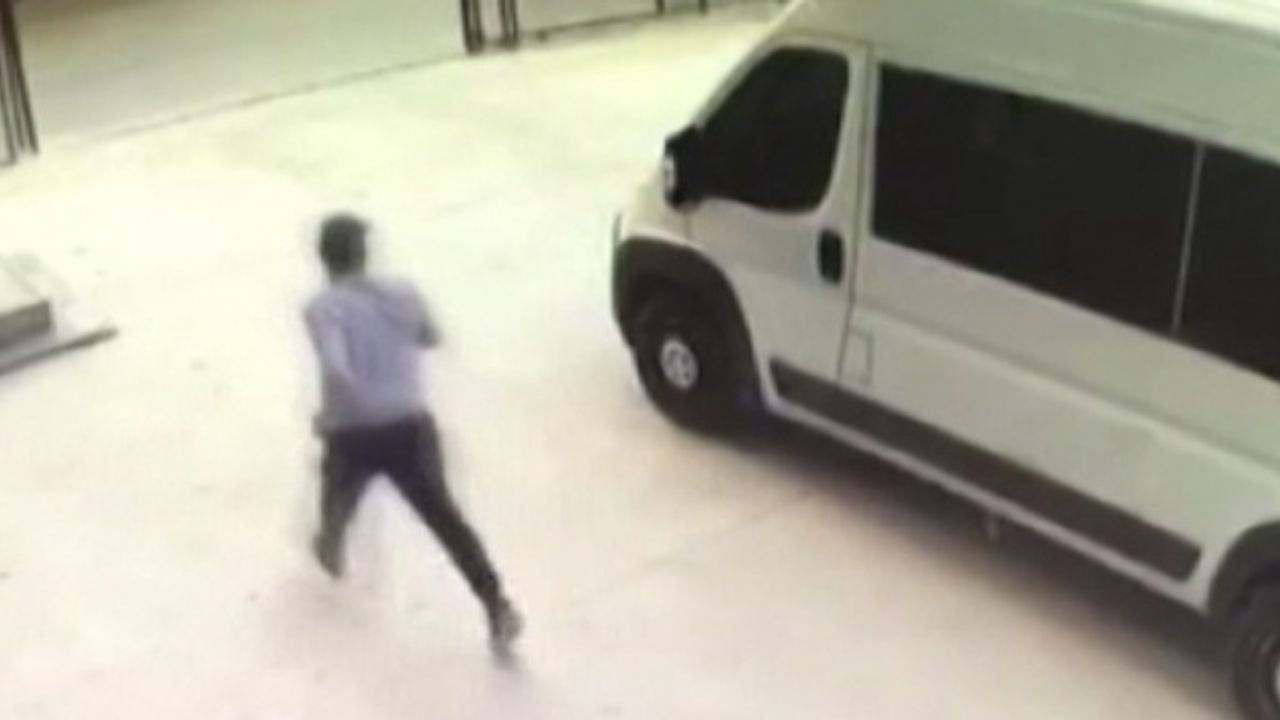 Alarm sesinin duyan hırsızların panik anları kamerada
