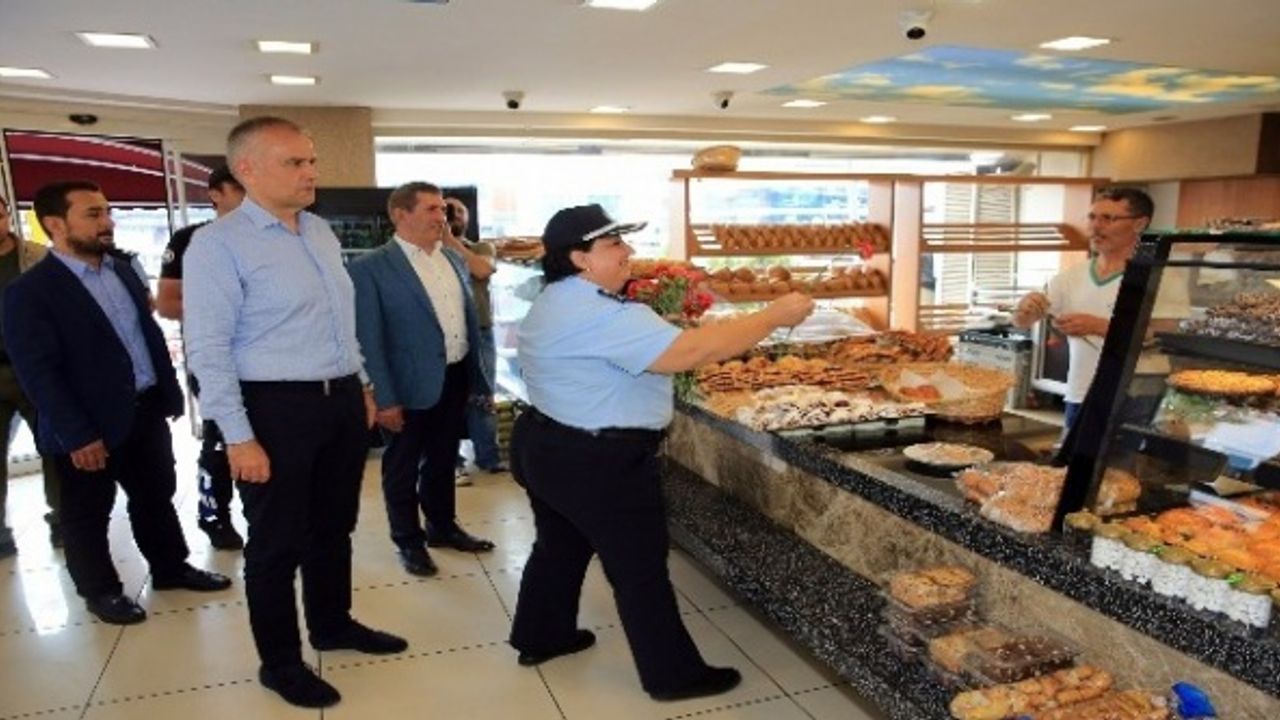 Çekmeköy’de zabıta ekipleri bu kez ellerinde çiçeklerle iş yerlerine girdi