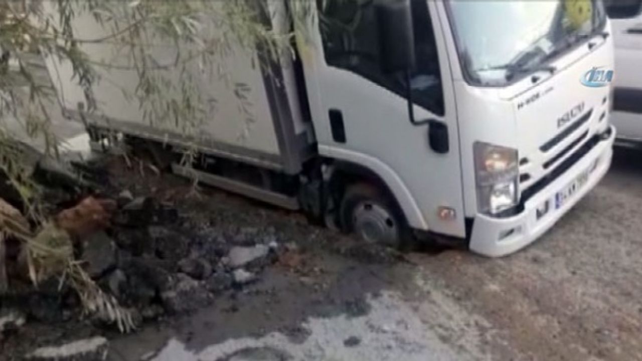 Sancaktepe'de Ekmek Arabası Çukura Düştü