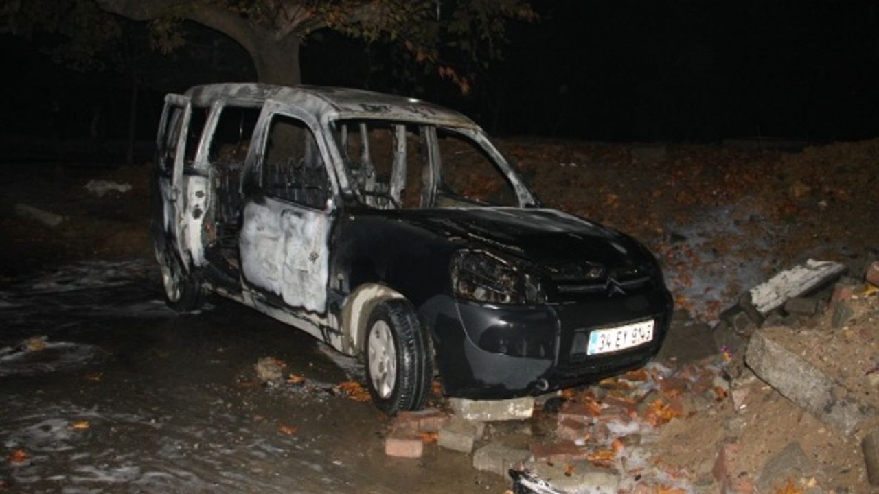 Ataşehir'de Park Halindeki Araç Yandı