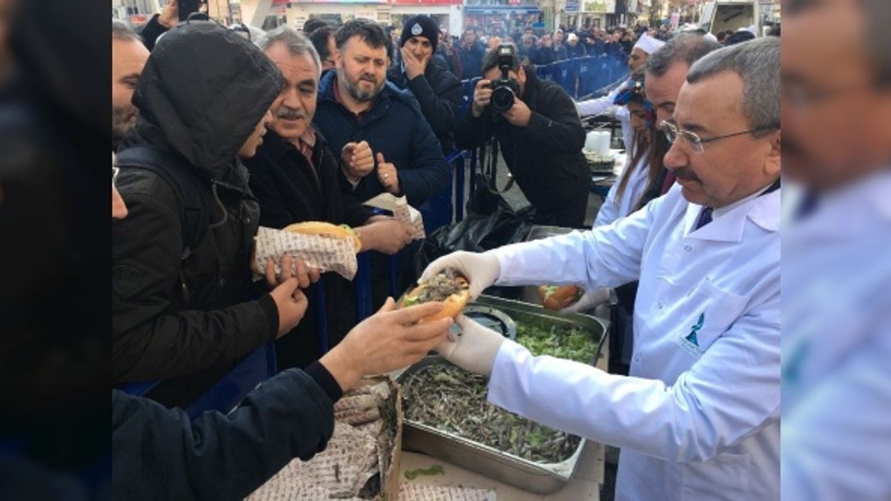 Sancaktepe'de 10 Ton Hamsi Dağıtıldı