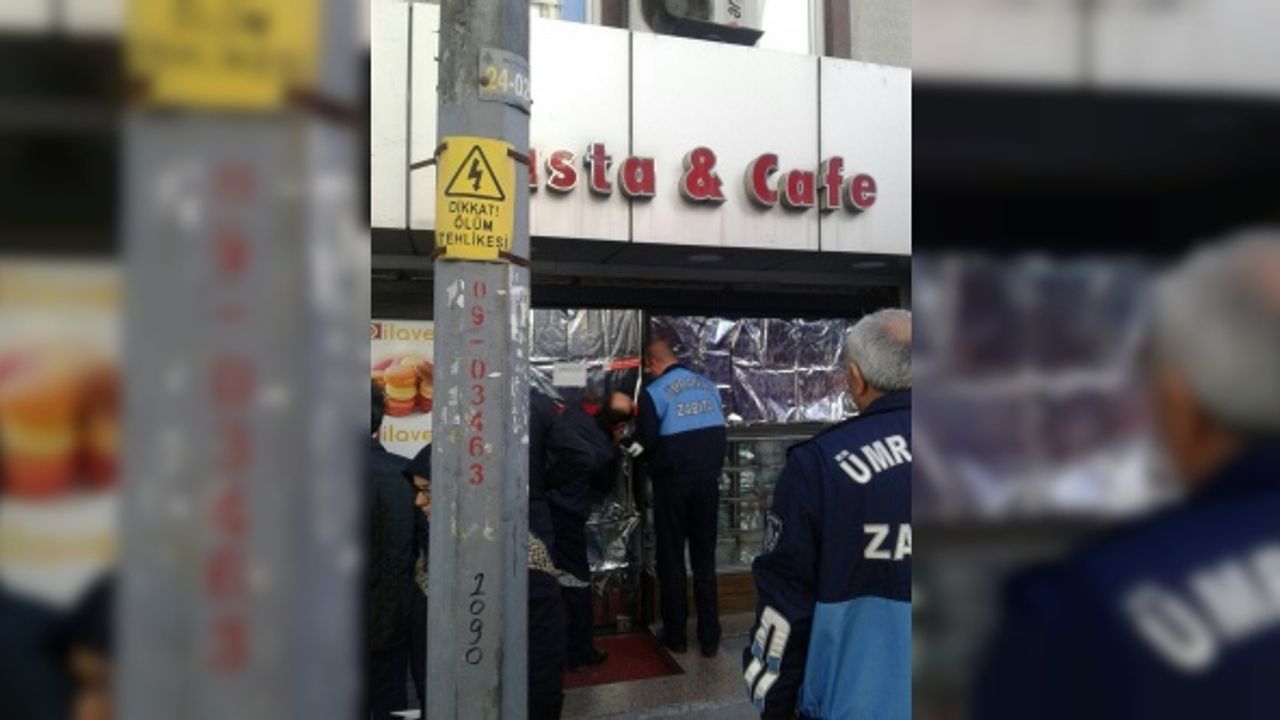 Ümraniye'deki pastanenin vitrininde fare cirit attı