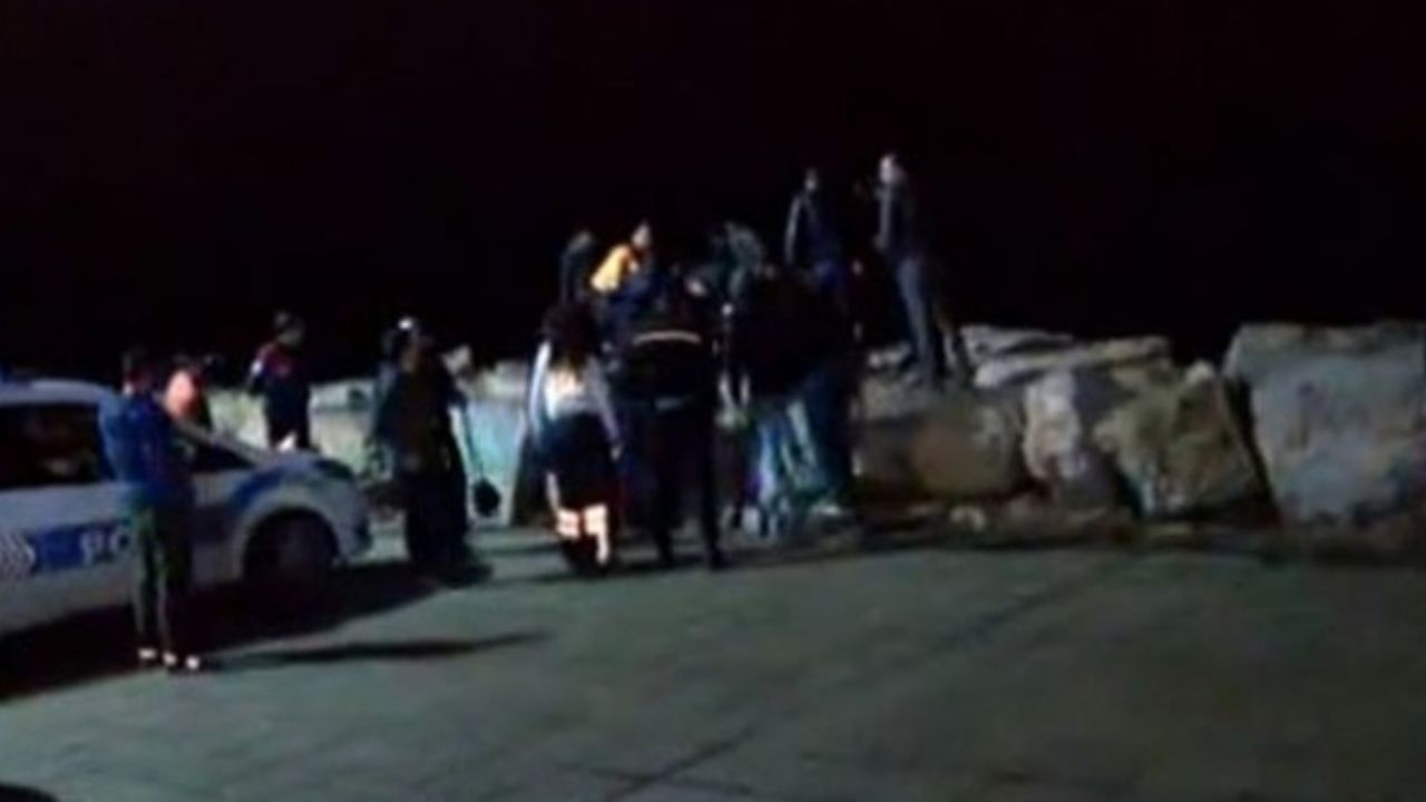 Kadıköy sahilinde denize atlayan kadını vatandaşlar kurtardı
