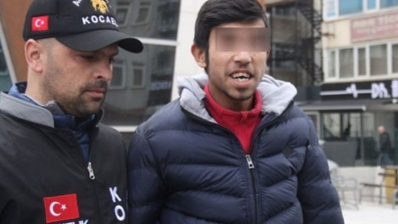 Pişkinliğin böylesi! 'Çek, çek yakışıklı çek'