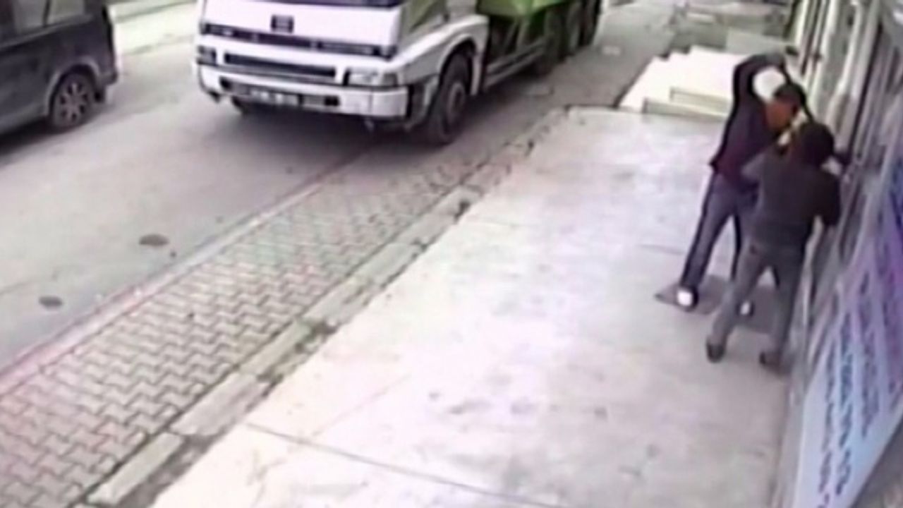 Ümraniye’de elektrik tesisatı satan bir iş yerinin soyulma anı kamerada
