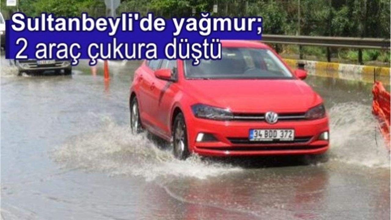 Sultanbeyli'de yağmur; 2 araç çukura düştü
