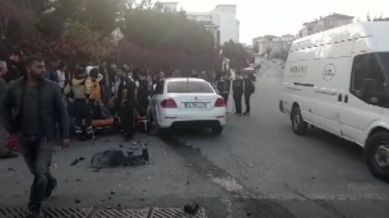 Sultanbeyli'de öğrenci servisi ile otomobil çarpıştı: 3 öğrenci yaralandı