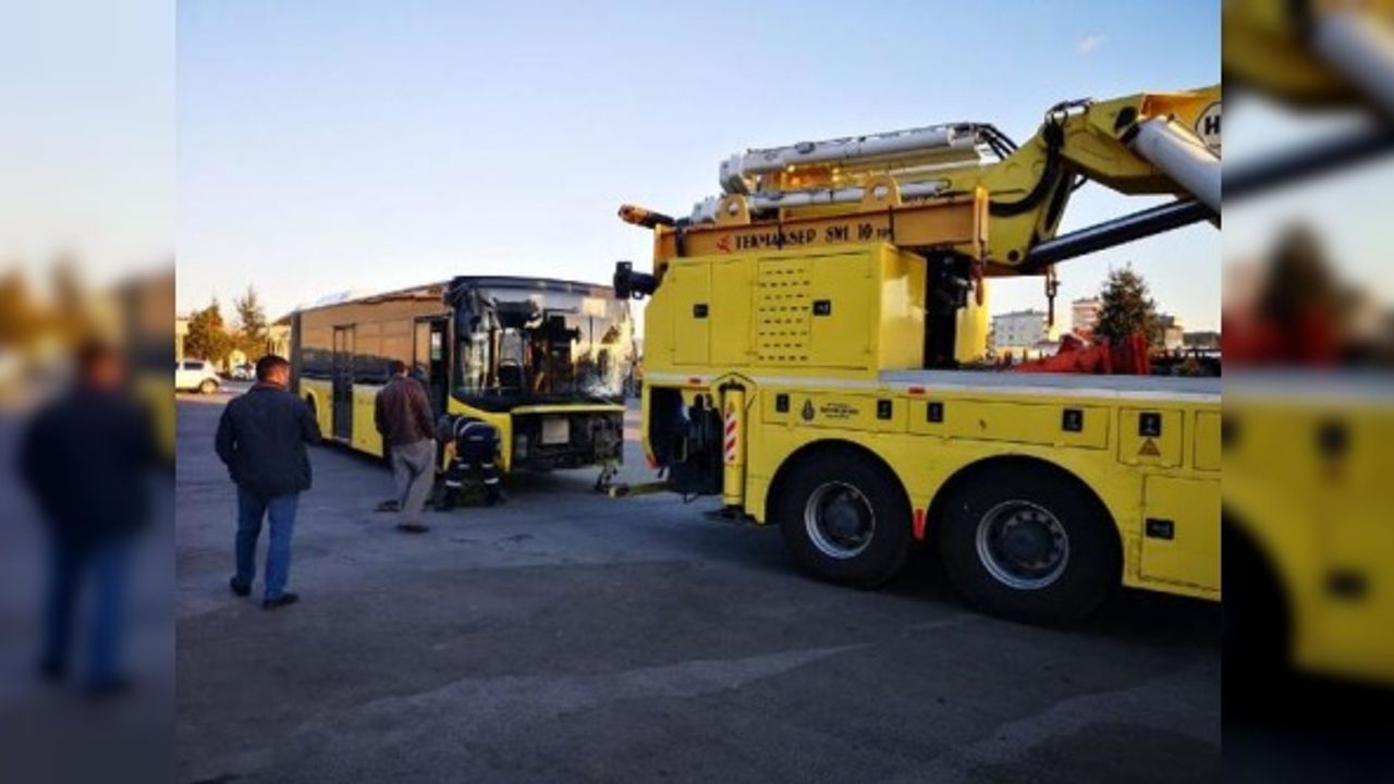 Sancaktepe TEM'de İETT otobüsü servis minibüsüne çarptı: 4 yaralı