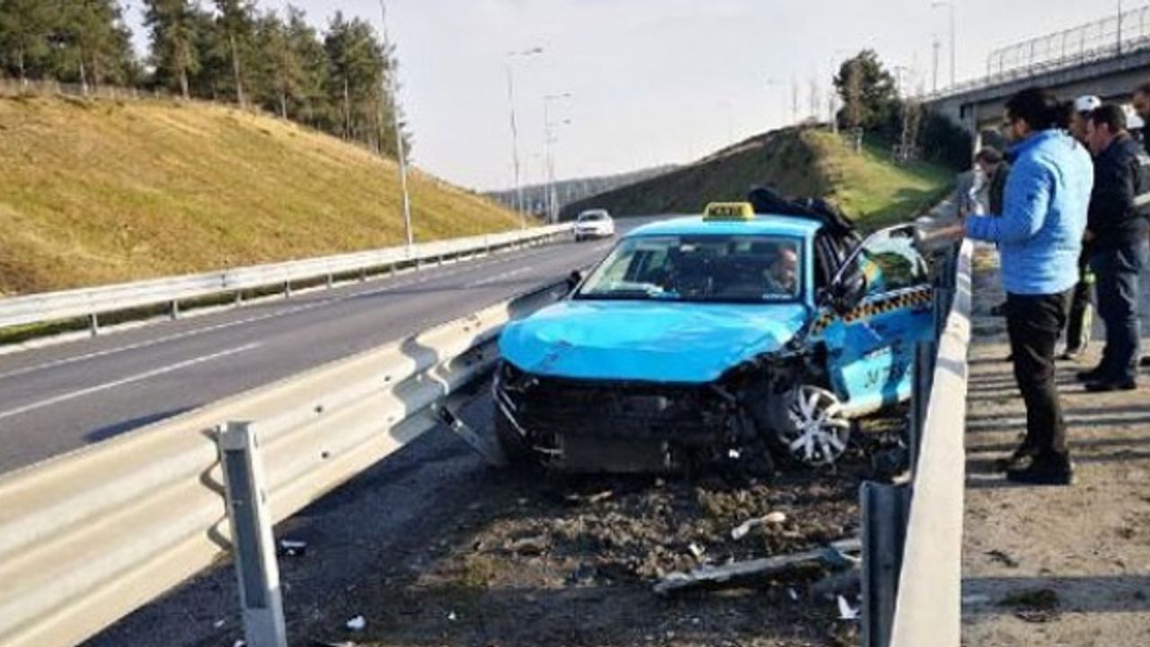 Ümraniye ; TEM Otoyolu'nda turistlerin bindiği taksi kaza yaptı
