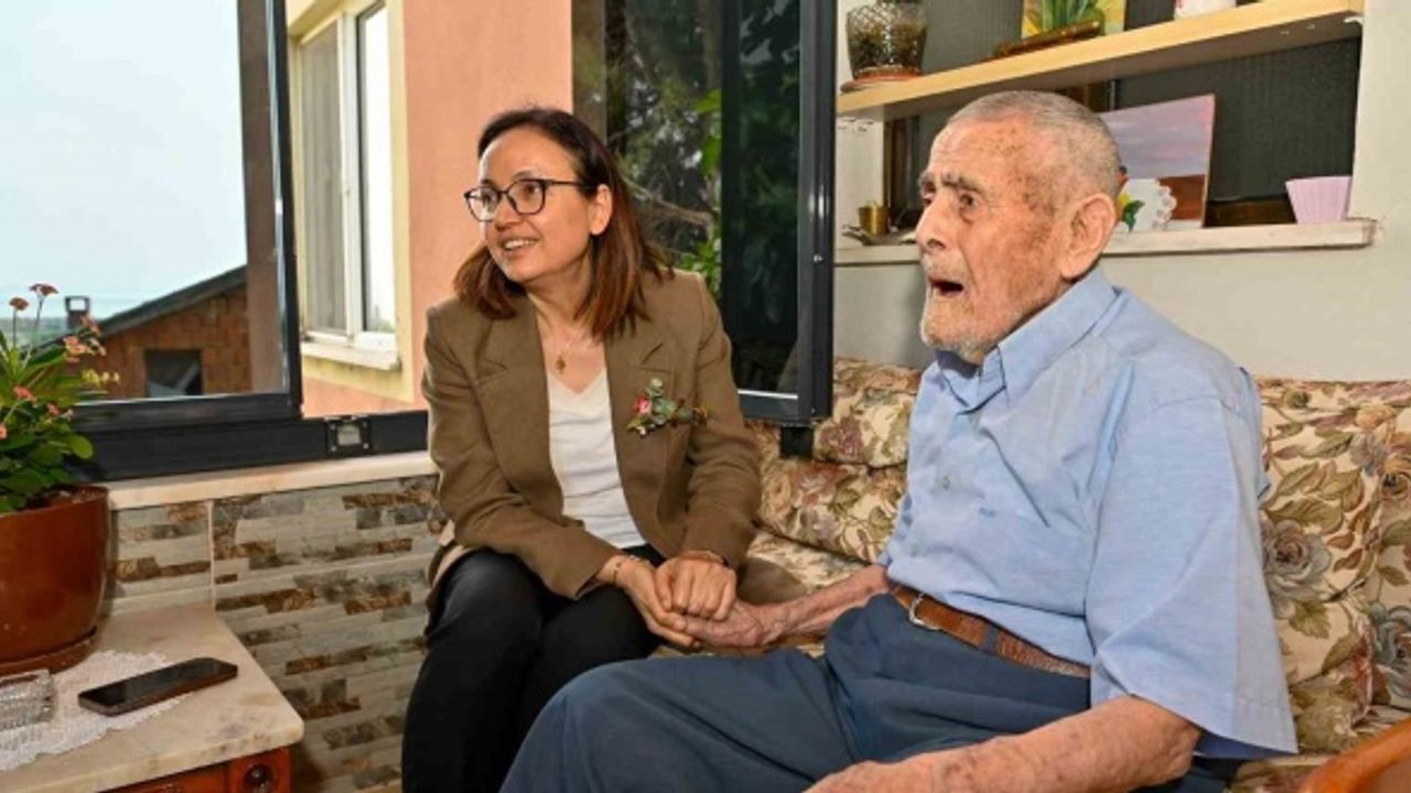 Yalova Valisi Hülya Kaya, Cumhuriyet’in kurulduğu tarihte doğan Muharrem amcayı ziyaret etti