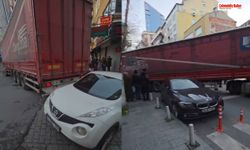 Kağıthane’de manevra yapan TIR 3 otomobile çarpıp caddeyi birbirine kattı
