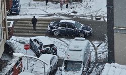 Ümraniye’de faciadan dönüldü! Buzlanan yolda kayan otomobil takla attı