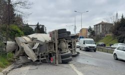 Ümraniye’de araca çarpan beton mikseri devrildi: 1 yaralı