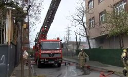 Ümraniye'de 3 katlı binanın çatısında çıkan yangın söndürüldü