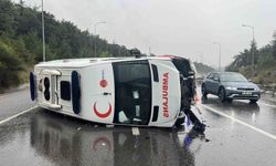 Çekmeköy’de bariyerlere çarpan ambulans devrildi: 1 yaralı
