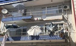 Ümraniye'de balkon çökmesi: 2 araç hasar gördü, can kaybı yok
