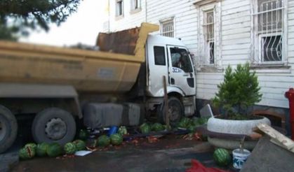 Beykoz'da bir hafriyat kamyonu yolcu minibüsüne ve yalıya çarptı