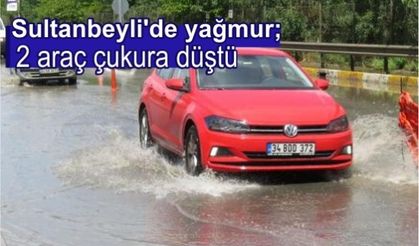 Sultanbeyli'de yağmur; 2 araç çukura düştü