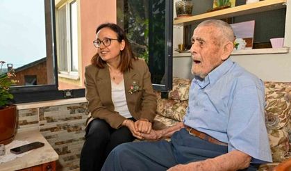 Yalova Valisi Hülya Kaya, Cumhuriyet’in kurulduğu tarihte doğan Muharrem amcayı ziyaret etti