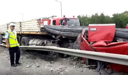 TEM'de TIR Kazası: Otoyol İki Yönlü Trafiğe Kapatıldı