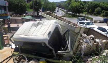Beykoz'da Hafriyat Kamyonu Araçların Arasına Daldı