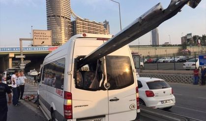 Kadıköy'de kaza: Bariyerler minibüse saplandı
