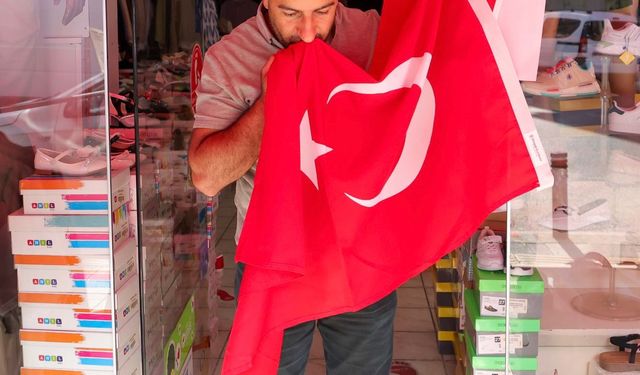 Terörsüz Türkiye temasıyla 40 Bin Türk Bayrağı Ümraniye'de