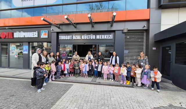 Çekmeköy'de Minikler Tiyatro İle Buluştu
