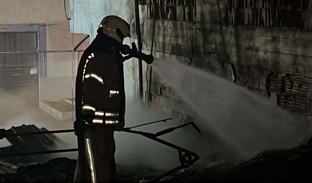 Küçükçekmece'de geri dönüşüm tesisinde çıkan yangın söndürüldü