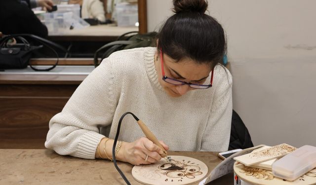 Ümraniye'de Ahşap Yakma  Sanatına Yoğun İlgi Gösterildi.