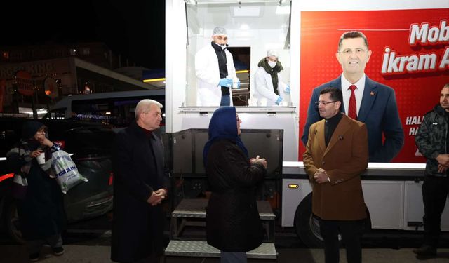 Çekmeköy Belediyesi'nden Soğuk Günlerde Vatandaşlara Sıcak Çorba İkramı