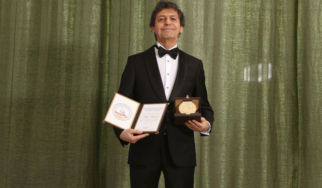 Dünyaca Ünlü Yazar Akif Manaf 2025 Yılı International Peace Prize Ödülü’nü Aldı