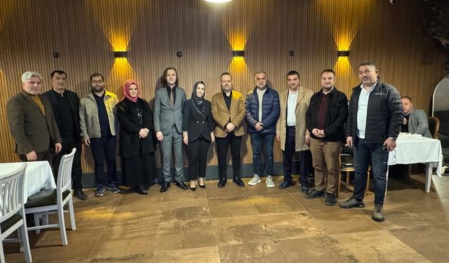 Hanife Türkoğlu'nun İftar Sofrasında Çekmeköy Protokolü Bir Arada