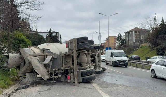 Ümraniye’de araca çarpan beton mikseri devrildi: 1 yaralı