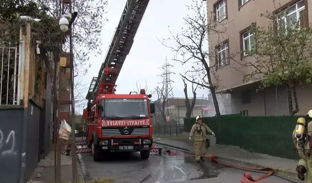 Ümraniye'de 3 katlı binanın çatısında çıkan yangın söndürüldü