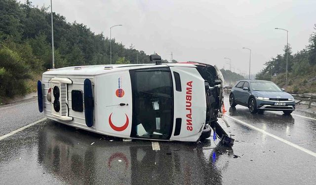 Çekmeköy’de bariyerlere çarpan ambulans devrildi: 1 yaralı