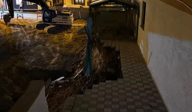 Çekmeköy'de inşaatın istinat duvarı çöktü; 5 katlı bina tahliye edildi