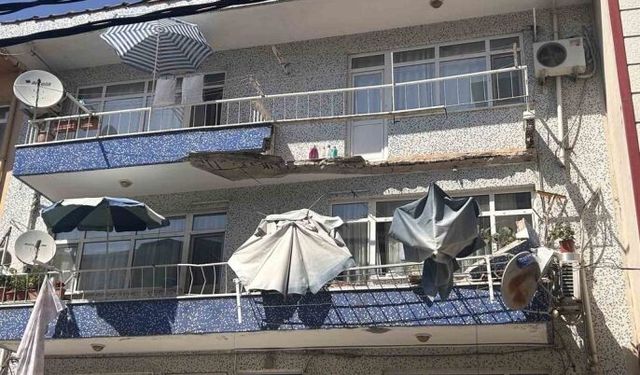 Ümraniye'de balkon çökmesi: 2 araç hasar gördü, can kaybı yok