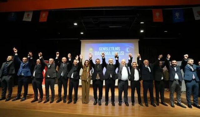 Ataşehir’de CHP’li 6 meclis üyesi AK Parti’ye katıldı