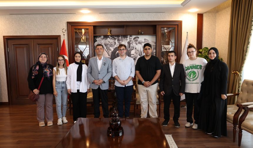 Şampiyon Öğrencilerden Başkan Orhan Çerkez’e Teşekkür Ziyareti