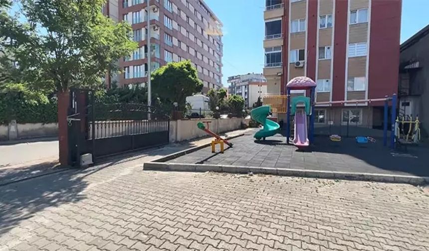 Çekmeköy'de demir kapının üzerine düştüğü 10 yaşındaki Eymen vefat etti