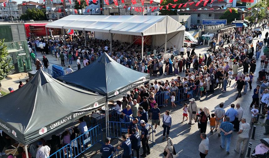 Ümraniye Meydan'da 20 Bin Kişiye Aşure İkramı