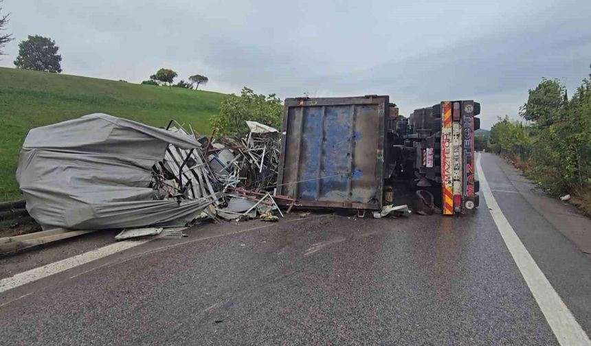 Sancaktepe’de virajı alamayan hurda yüklü kamyon yan yattı: 1 yaralı