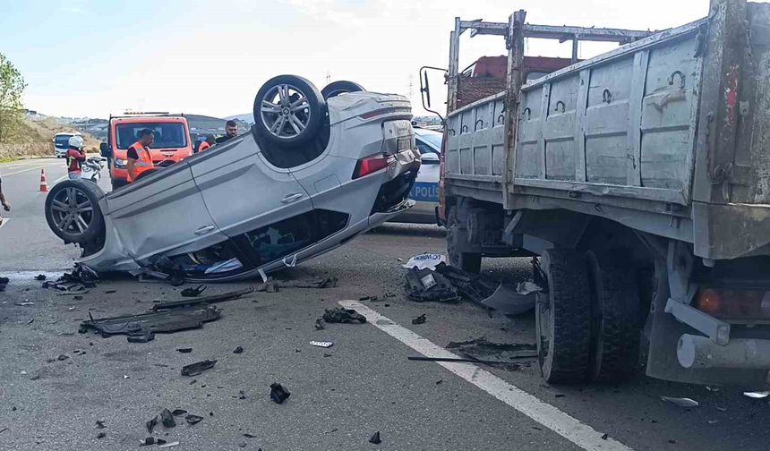 Kamyonete çarpan araç takla attı: 2 yaralı