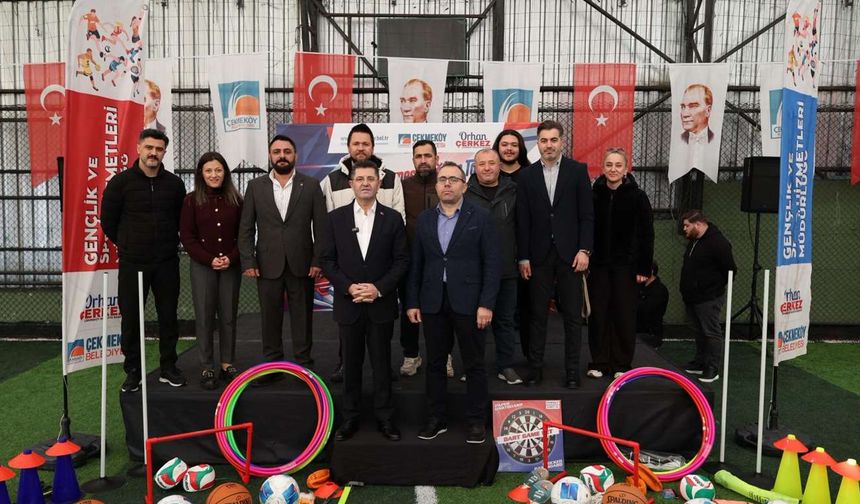 Çekmeköy'de Okullara ve Futbol Kulüplerine Büyük Malzeme Desteği
