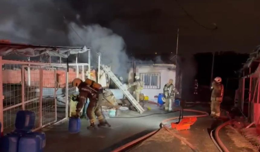 İstanbul - Sultangazi'de iki iş yerinde çıkan yangın söndürüldü