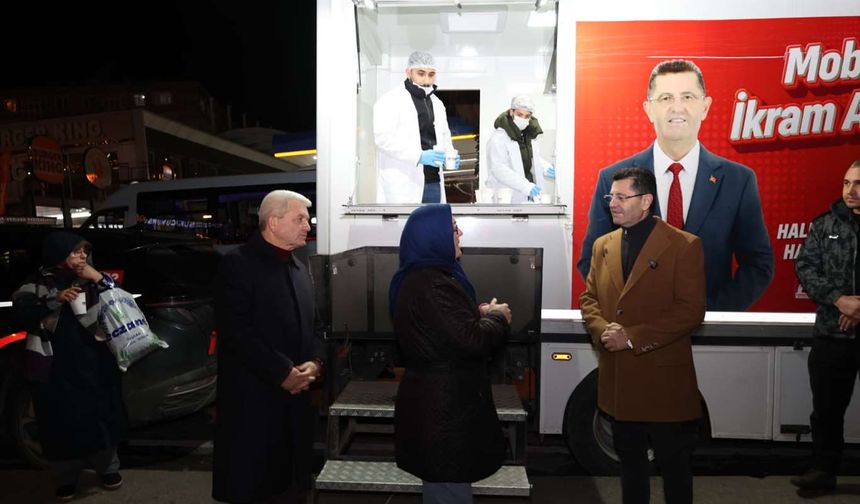 Çekmeköy Belediyesi'nden Soğuk Günlerde Vatandaşlara Sıcak Çorba İkramı