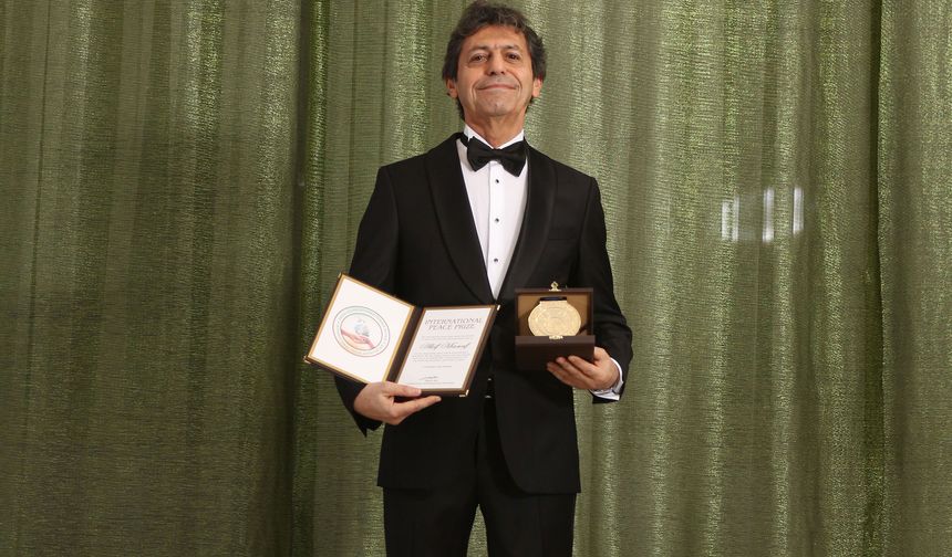 Dünyaca Ünlü Yazar Akif Manaf 2025 Yılı International Peace Prize Ödülü’nü Aldı